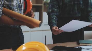 negocio reunión hora con arquitectura interior diseñador y ingeniería. reunión y discusión acerca de construcción Progreso en trabajo y cifras denotando de contabilidad y financiero video