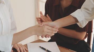 gente de negocios dándose la mano, terminando la reunión video