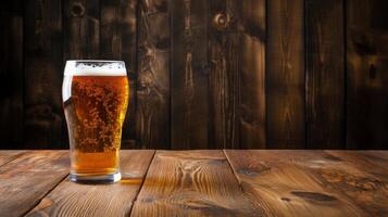 vaso de cerveza en un de madera mesa en contra un oscuro de madera pared antecedentes foto