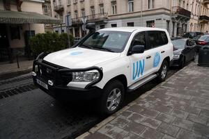 Kyiv, Ucrania - 4 4 mayo, 2023 logo de Naciones Unidas unido naciones ocha en puertas de blanco suv coche foto