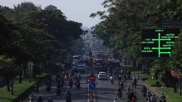 un tráfico mermelada a el ocupado pueblo en Ho chi minh largo Disparo video