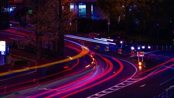 en natt Timelapse av de neon gata på de stadens centrum i shibuya tokyo lång skott luta video