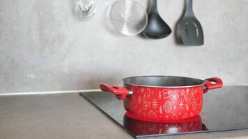 cucinando padella su elettrico fornello, elettrico stufa è riscaldato per rosso. video
