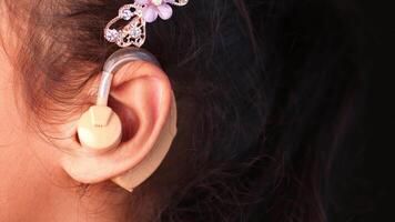 hörsel hjälpa begrepp, liten flicka med hörsel problem. video