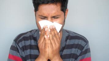 sjuk man med influensa blåsa näsa med servett. video