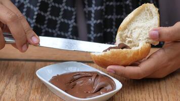 Schokolade Haselnuss Verbreitung auf ein Brot video