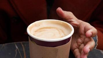 emocionante café con un palo, tomar lejos Kraft café taza video