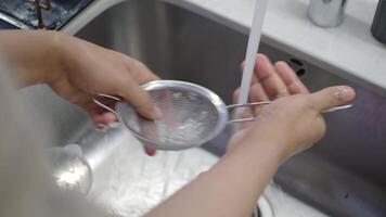 torrencial agua desde un grifo. incluye disparos de Lavado vaso y el plastico taza. video