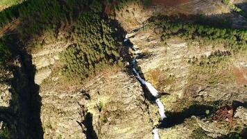 montagna acqua ruscello aereo Visualizza video