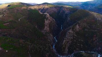 maravilloso montaña cañón aéreo ver video