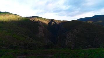 maravilloso montaña cañón aéreo ver video