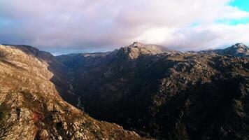 maravilloso montaña cañón aéreo ver video