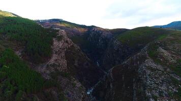 atemberaubend Berg Schlucht Antenne Aussicht video