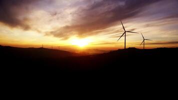 windmolens Bij verbijsterend zonsondergang video