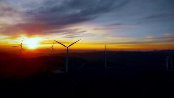 molinos de viento a maravilloso puesta de sol video