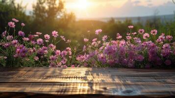 de madera mesa cubierto con rosado flores foto