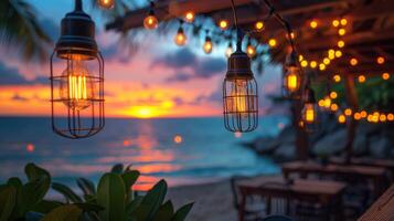 cuerda luces crear un festivo ambiente en un frente a la playa cubierta en contra el fondo de un maravilloso Oceano puesta de sol. foto