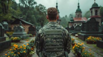 hombre en camuflaje chaqueta caminando hacia cementerio foto