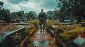 hombre en camuflaje chaqueta caminando hacia cementerio foto