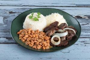 brasileño comida plato con frijoles, arroz y carne foto