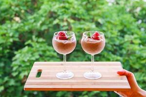 hogar hecho hielo crema con frambuesa, Mora, mango frutas servido en vino lentes. foto