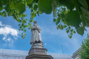 estutu de Leonardo da vinci en frente de el teatro alla scala en Milán foto