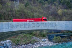 Italia 2024 camión para transportar mineral agua en el brembo río puente foto