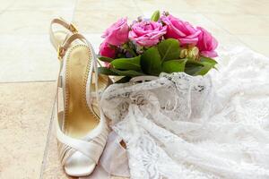 Boda zapatos, ramo de flores y velo foto