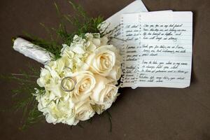 Boda ramo de flores con anillos y votos foto