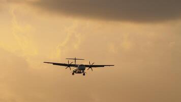 turbopropulseur avion approchant atterrissage, de face voir. avion dans le ciel. jet avion de ligne en volant video