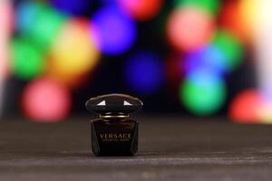 járkov, Ucrania - enero 2, 2021 botella de cristal noir perfume por versace, un italiano lujo Moda empresa fundado por gianni Versace foto