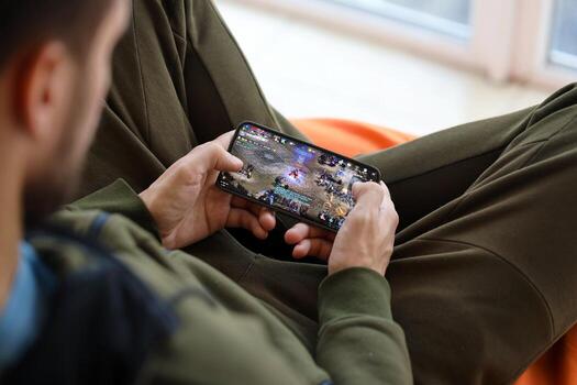 linaje metro móvil ios juego en iphone 15 teléfono inteligente pantalla en masculino manos durante móvil Como se Juega foto