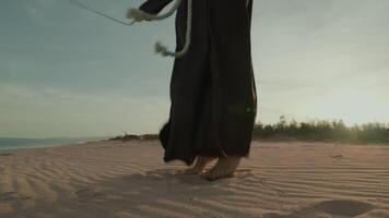 voeten van een monnik doet springen touw Aan de zacht zand strand video