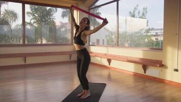 choreografisch ballet voorbereiding met elastisch in de stap kamer video