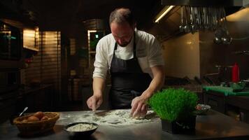 chef fabrication le pâte avec farine des œufs et seiche encre nourriture dans restaurant video