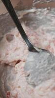 capocuoco fabbricazione il Maionese rosa gamberetto crema su ristorante video