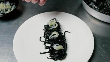cocinero Cocinando negro tinta calamar italiano espaguetis comida a restaurante video