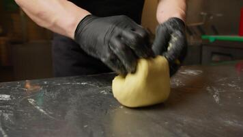 Hand Herstellung das Tradition Teig von hausgemacht Pasta beim metallisch Tabelle video