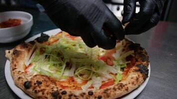 Pizza cocinero agregando Tomates y ensalada video