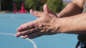 händer av en man Träning basketboll video