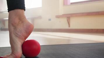 fot massage övning med röd boll video