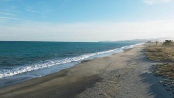 oceano onde di italiano sabbioso spiaggia durante freddo inverno video