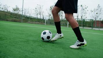 Garoto é corrida com a bola em a campo video