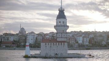 velho torre em pequeno ilha dentro fundo do cidade. Ação. lindo panorama com torre em ilha dentro turco golfo. histórico donzela torre em pequeno ilha dentro Peru video