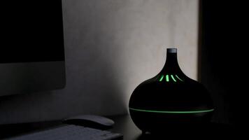 humidificador extensión vapor a hogar, detalles de el un moderno Departamento interior. concepto. ultrasónico humidificador en pie en un mesa cerca computadora y teclado. video