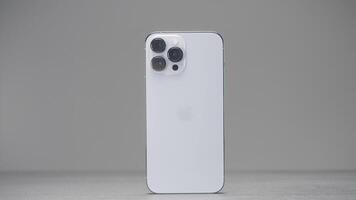 Shenzhen - China, 10.16.2021. iphone 13 pro max. hoogte met drie camera's in zilver kleur. actie. presentatie van een nieuw technologisch smartphone van hoog kwaliteit. video