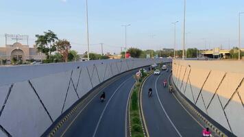 pulito e pulito traffico passaggio a partire dal sottopassaggio nel lahore Pakistan su aprile 27, 2024 video