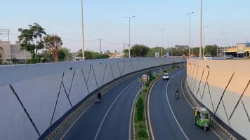 ordentlich und sauber der Verkehr Vorbeigehen von Unterführung im lahore Pakistan auf April 27, 2024 video