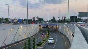 ordenado y limpiar tráfico paso desde paso inferior en lahore Pakistán en abril 27, 2024 video