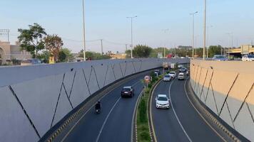 bellissimo Visualizza di sottopassaggio di traffico nel lahore Pakistan su aprile 27, 2024 video